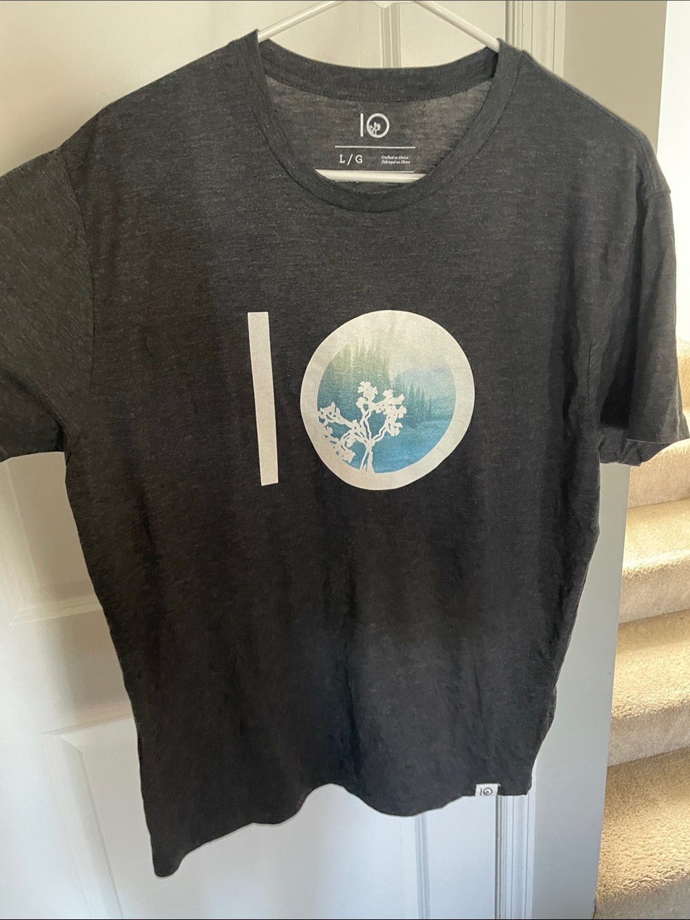 tentree Charcoal Short-Sleeve Tee with White and Blue Scenic Print Men’s Large